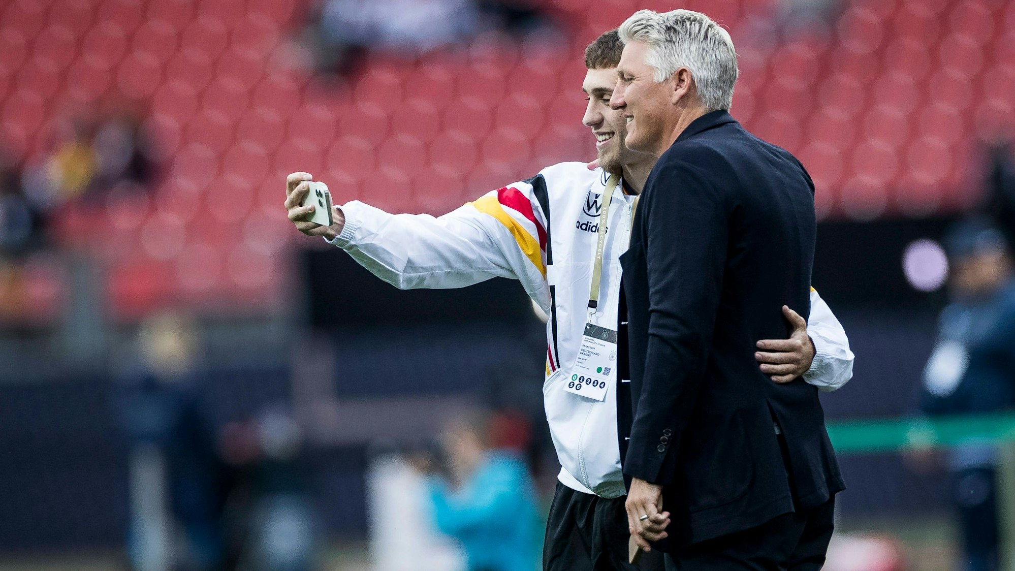 Brajan Gruda macht ein Foto mit Bastian Schweinsteiger.
