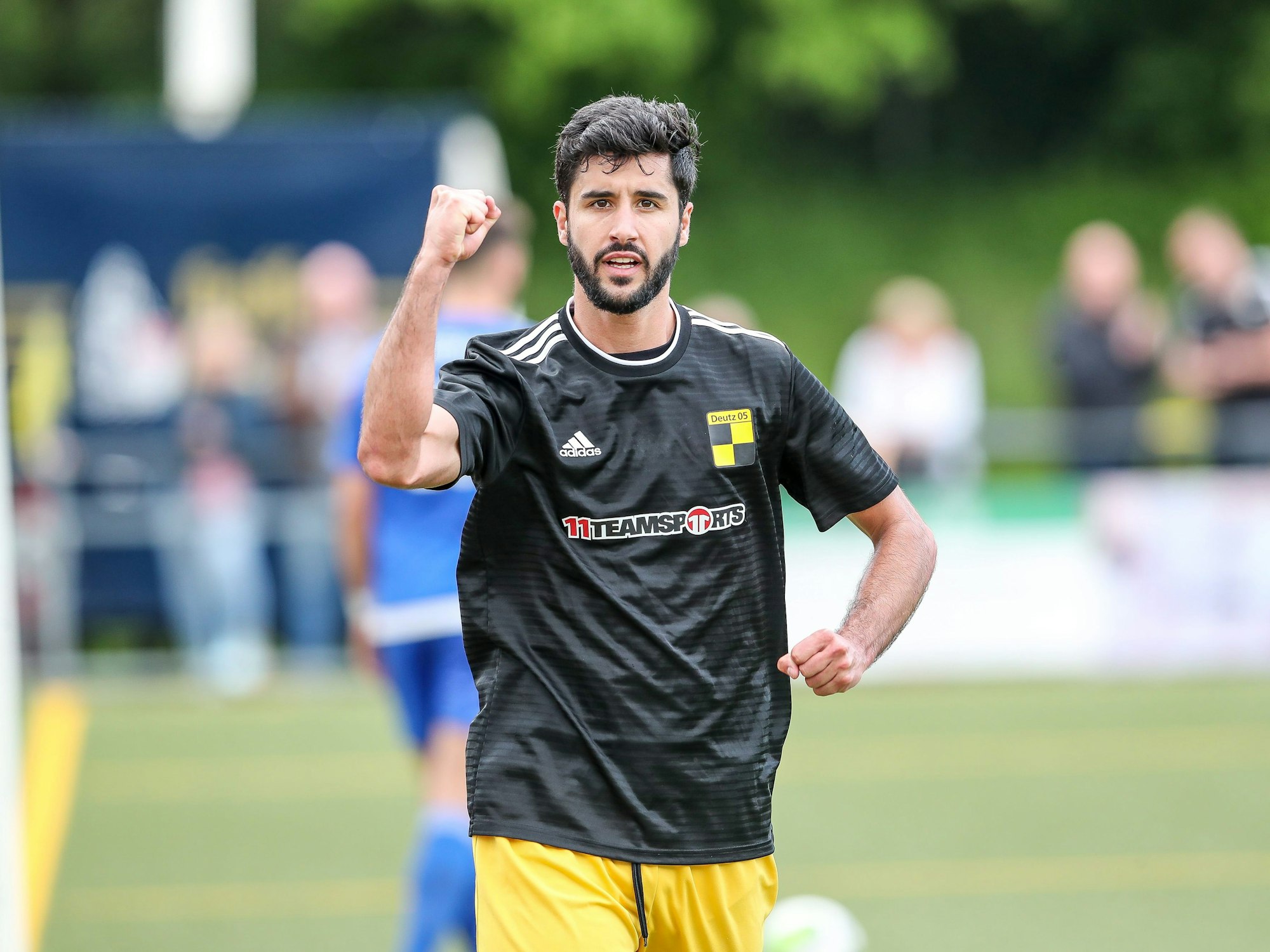 David Marti Alegre bejubelt ein Tor für den SV Deutz und zeigt die Faust.