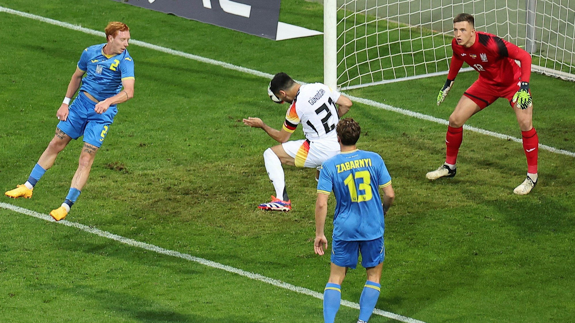 Deutschlands Ilkay Gündogan scheitert vor dem Tor.