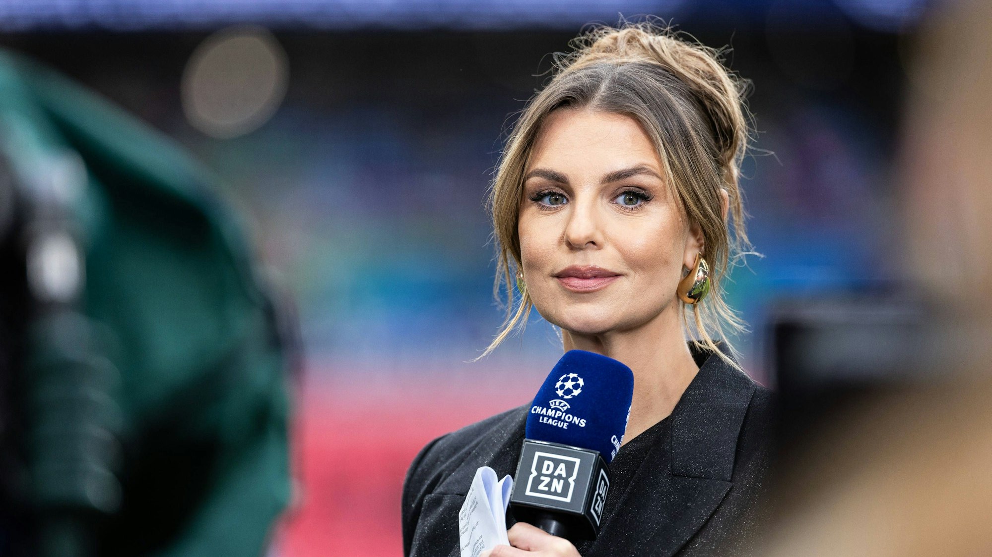 Laura Wontorra mit DAZN-Mikro bei der Champions League.