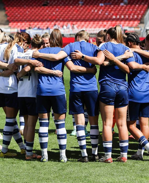 Die Frauen des MSV Duisburg schwören sich auf ein Spiel ein.