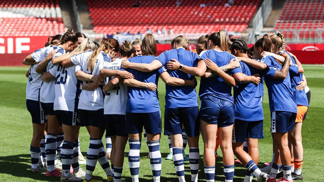Die Frauen des MSV Duisburg schwören sich auf ein Spiel ein.