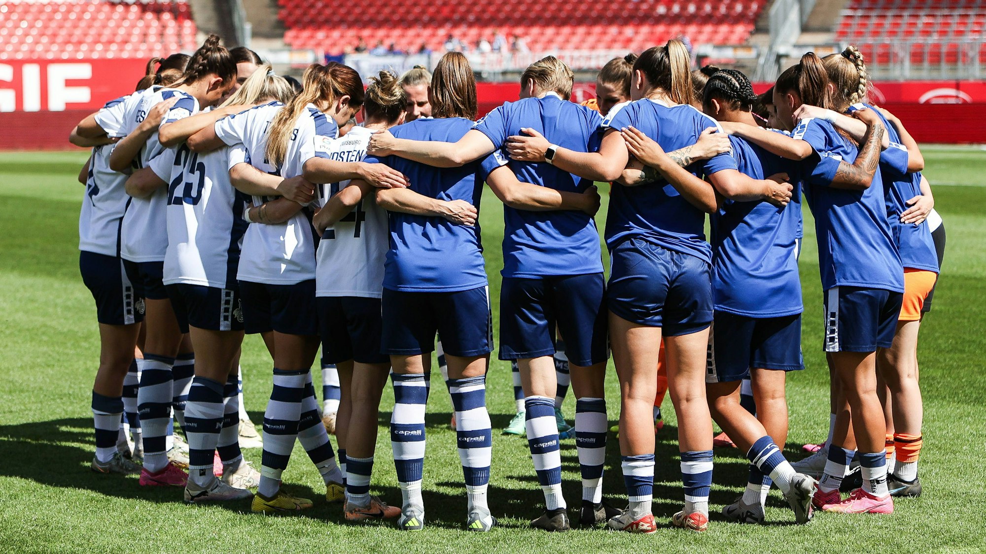 Die Frauen des MSV Duisburg schwören sich auf ein Spiel ein.