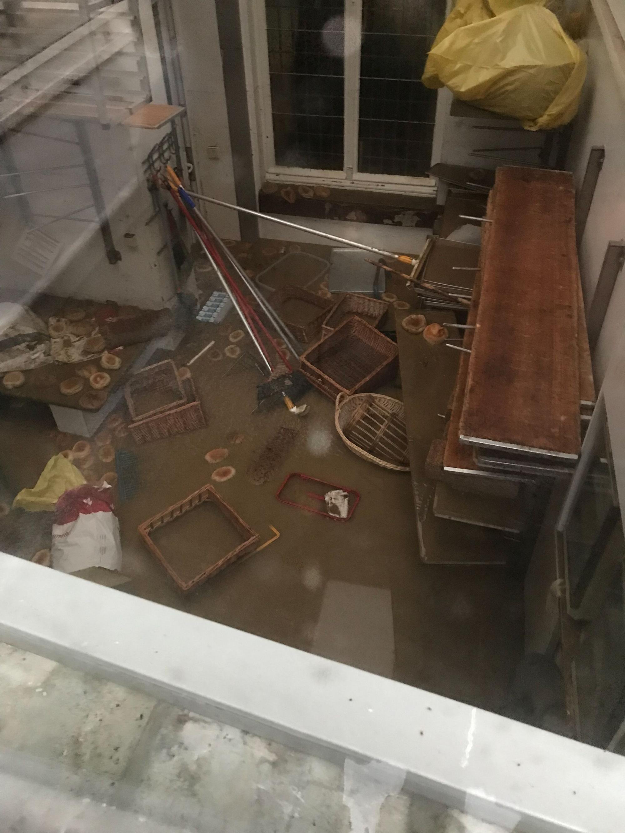 Die Flut brachte Schlamm und Dreck in die Bäckerei, auch der gesamte Keller stand unter Wasser. Es dauerte Wochen, den Schlamm zu entfernen.