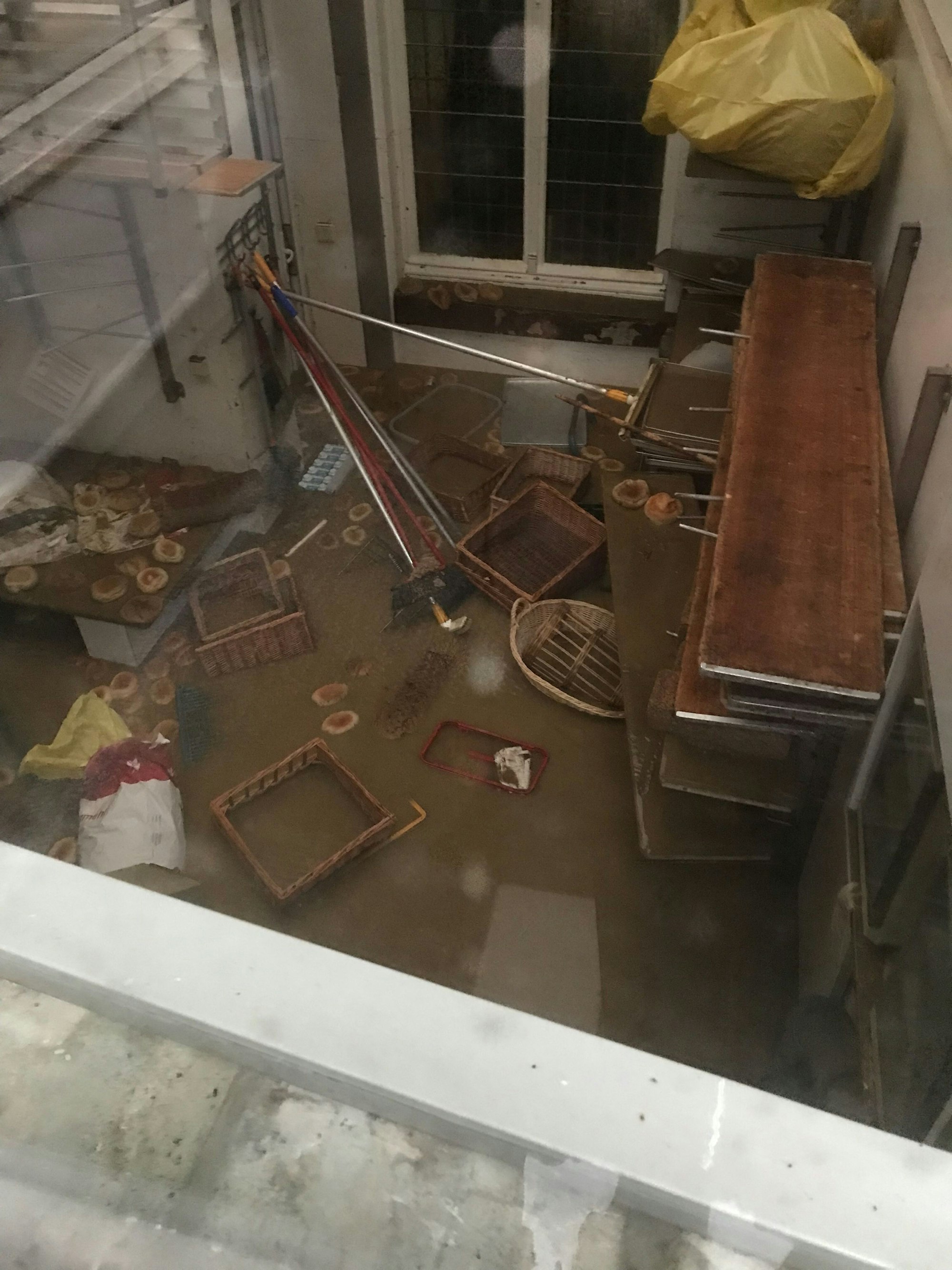 Die Flut brachte Schlamm und Dreck in die Bäckerei, auch der gesamte Keller stand unter Wasser. Es dauerte Wochen, den Schlamm zu entfernen.