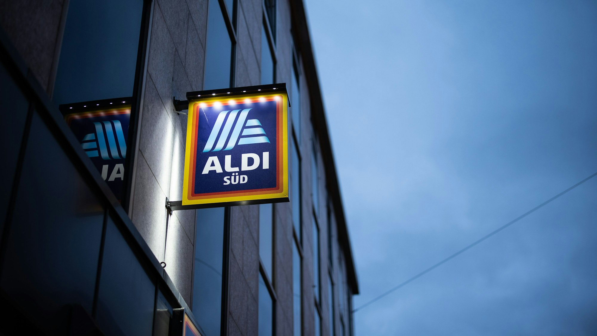 Das Logo einer Aldi Süd Filiale, fotografiert in einer Fußgängerzone der Düsseldorfer Innenstadt (Archivfoto).