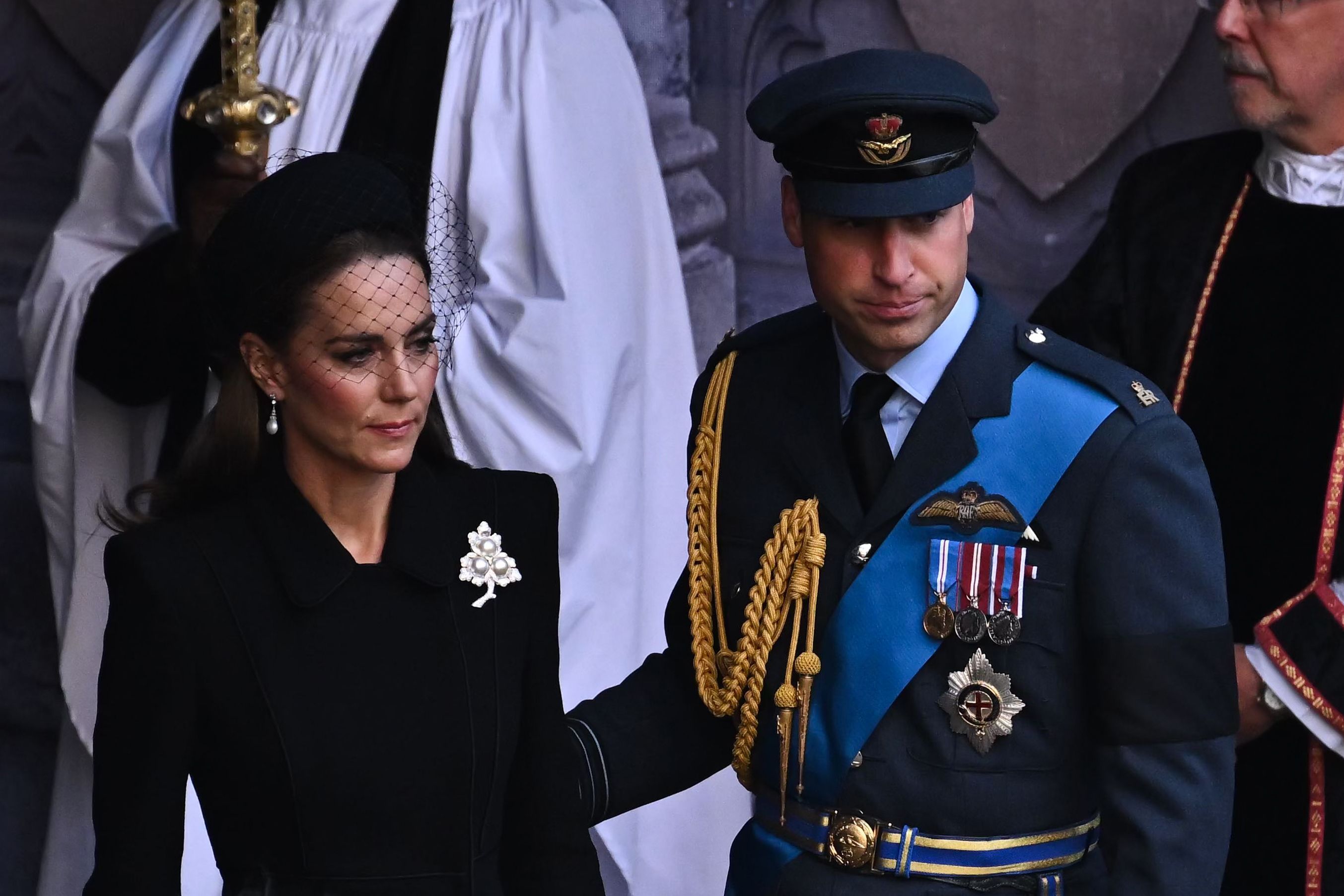 Prinz William, Prinz von Wales, und Kate, Prinzessin von Wales, verlassen nach einem Gottesdienst zur Aufbahrung des Sarges von Königin Elizabeth II. die Westminster Hall.