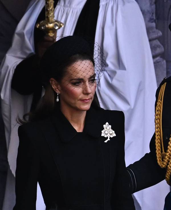 Prinz William, Prinz von Wales, und Kate, Prinzessin von Wales, verlassen nach einem Gottesdienst zur Aufbahrung des Sarges von Königin Elizabeth II. die Westminster Hall.