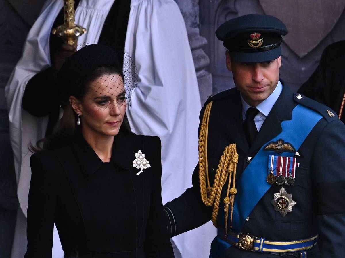 Prinz William, Prinz von Wales, und Kate, Prinzessin von Wales, verlassen nach einem Gottesdienst zur Aufbahrung des Sarges von Königin Elizabeth II. die Westminster Hall.