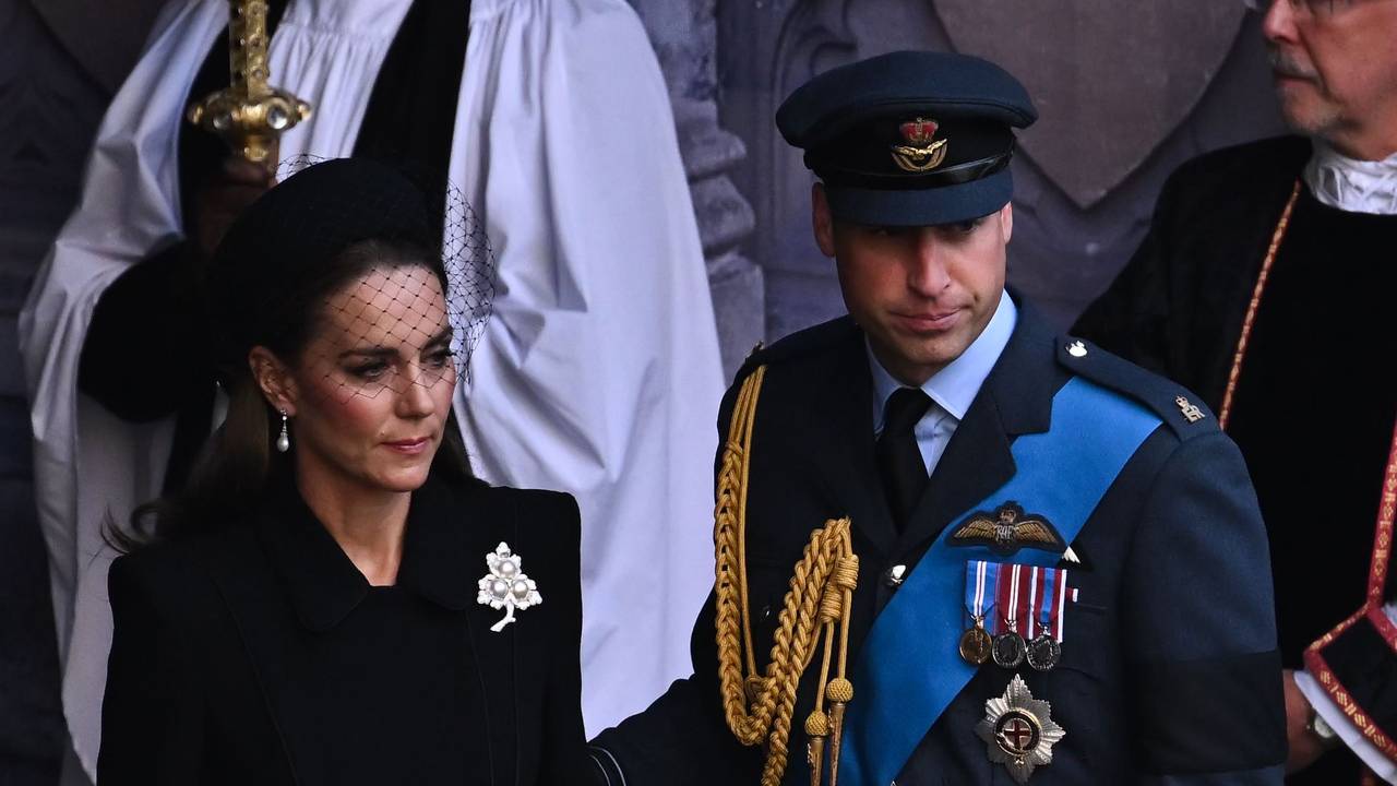 Prinz William, Prinz von Wales, und Kate, Prinzessin von Wales, verlassen nach einem Gottesdienst zur Aufbahrung des Sarges von Königin Elizabeth II. die Westminster Hall.