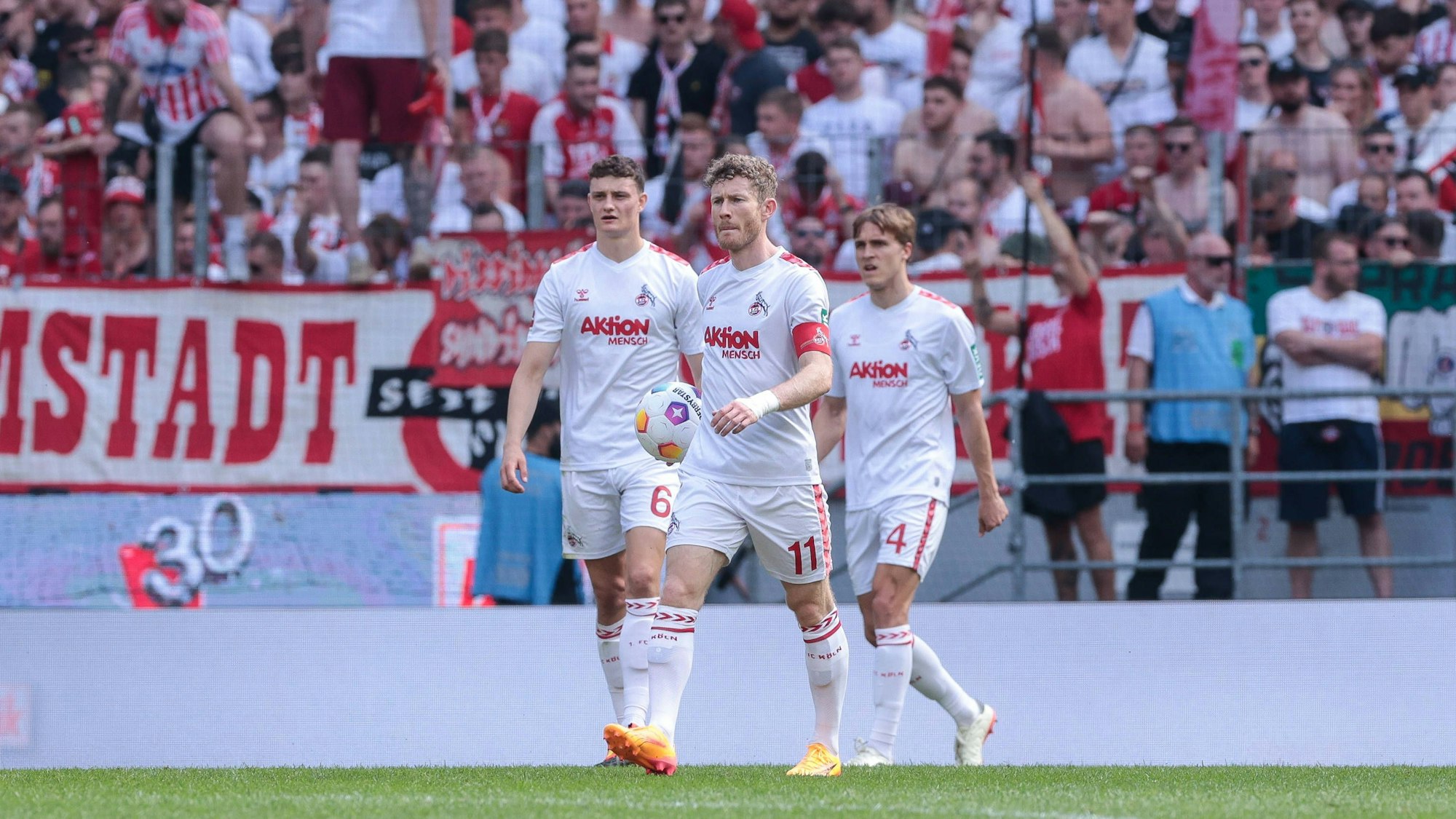 Eric Martel, Florian Kainz und Timo Hübers enttäuscht nach einem Gegentor.