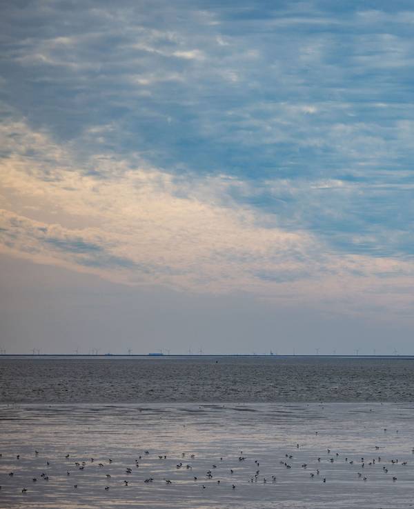 Wolken ziehen über die Nordsee vor der Küste von Büsum, hier im September 2023.