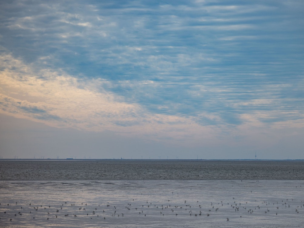 Wolken ziehen über die Nordsee vor der Küste von Büsum, hier im September 2023.