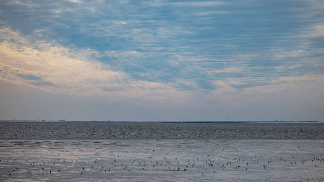 Wolken ziehen über die Nordsee vor der Küste von Büsum, hier im September 2023.