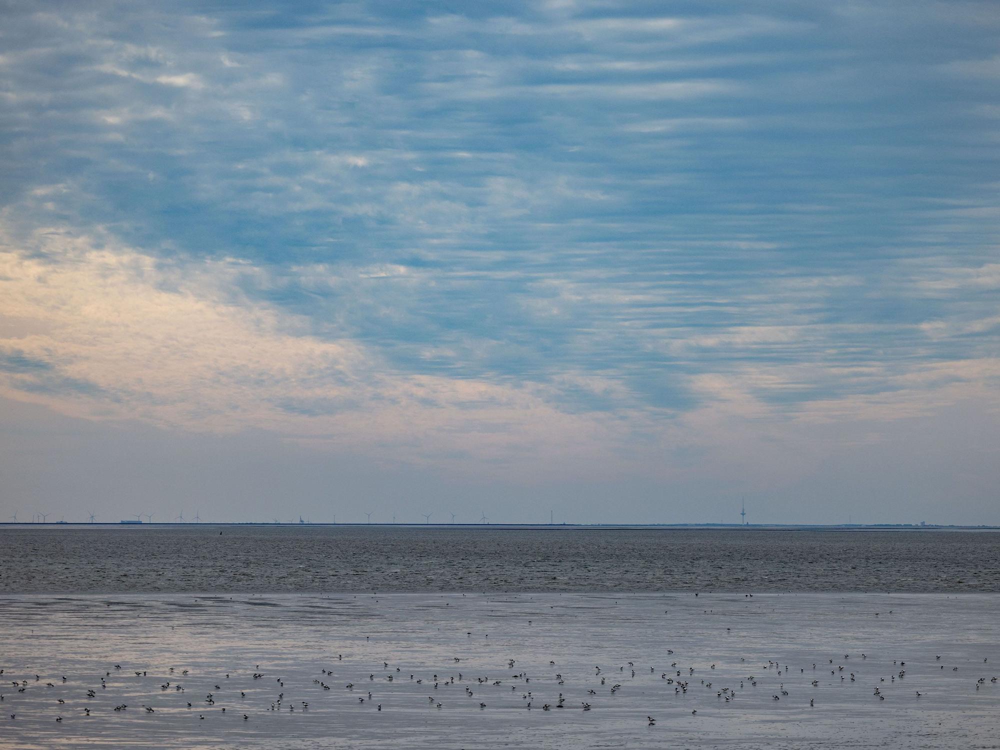 Wolken ziehen über die Nordsee vor der Küste von Büsum, hier im September 2023.