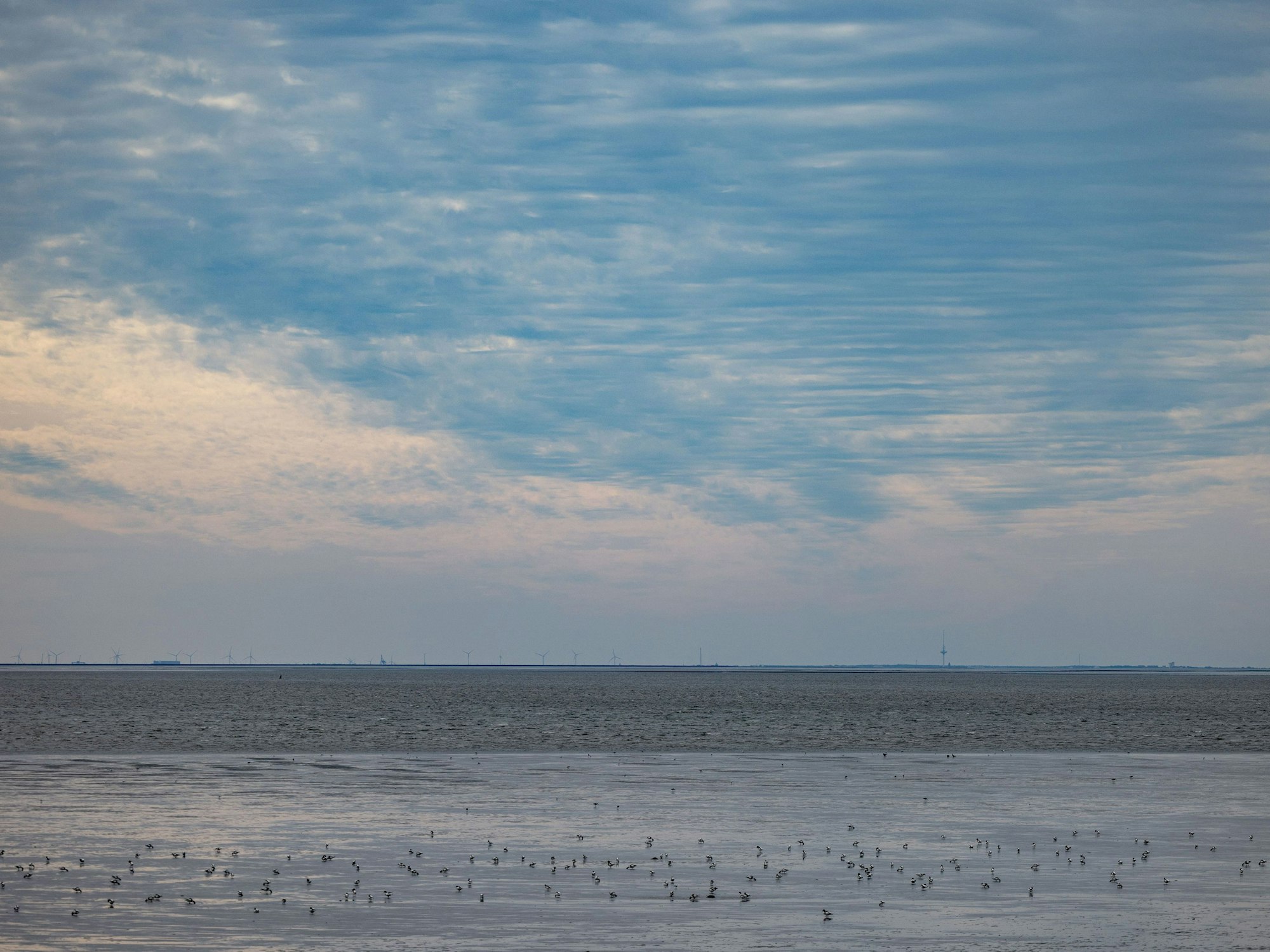 Wolken ziehen über die Nordsee vor der Küste von Büsum, hier im September 2023.