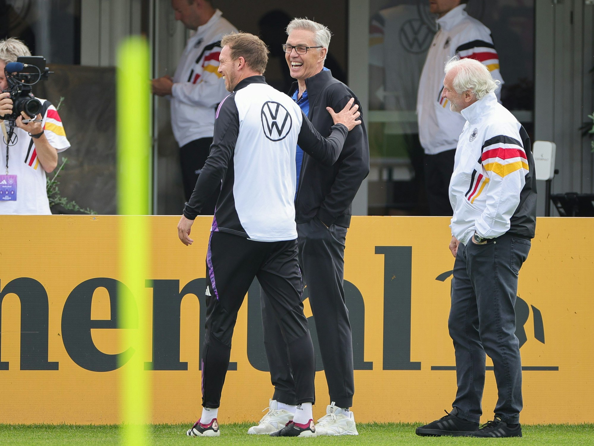 Bundestrainer Julian Nagelsmann (l-r), Gordon Herbert, Basketball-Bundestrainer, und Rudi Völler am Platz.