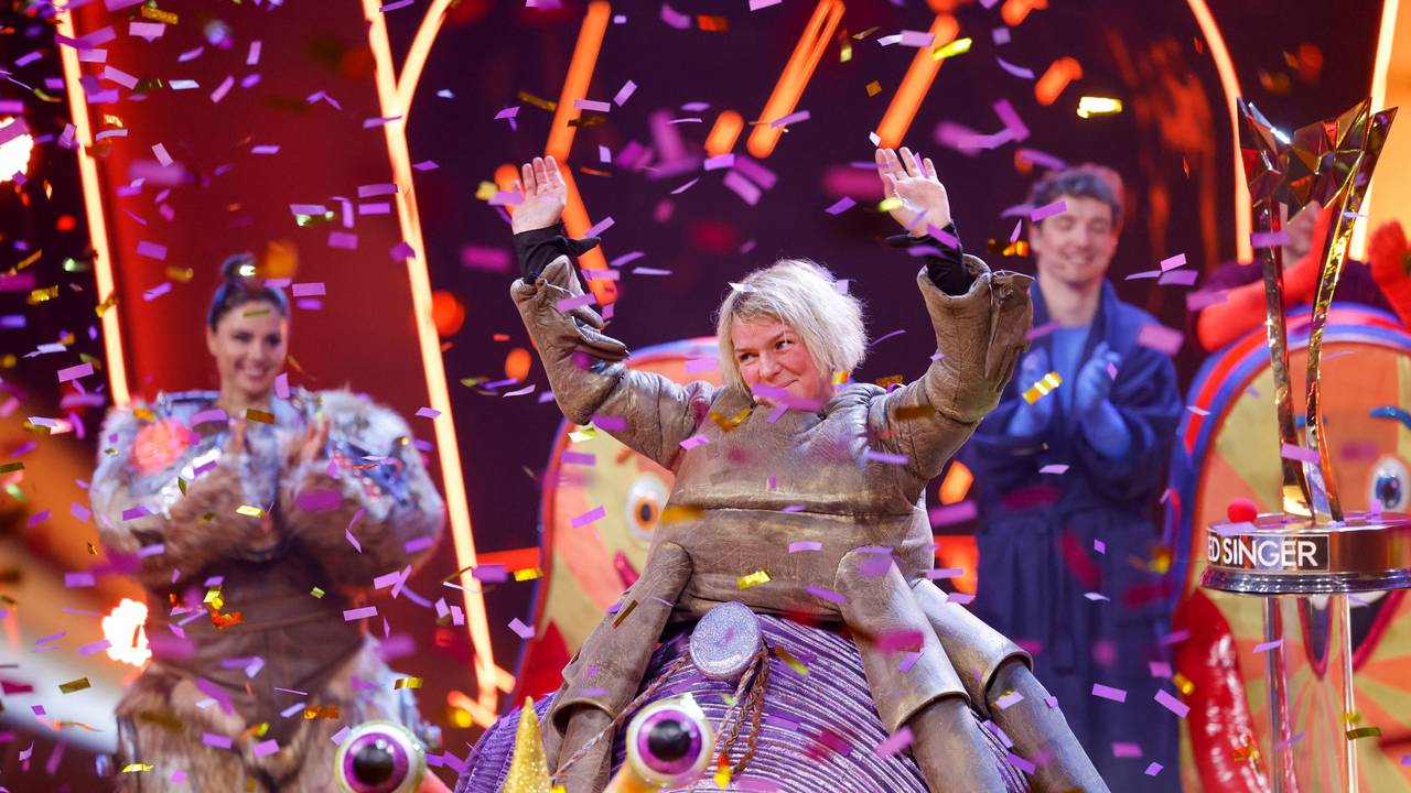 Siegerin Mirja Boes feiert auf der Bühne den Erfolg als Floh bei The Masked Singer.
