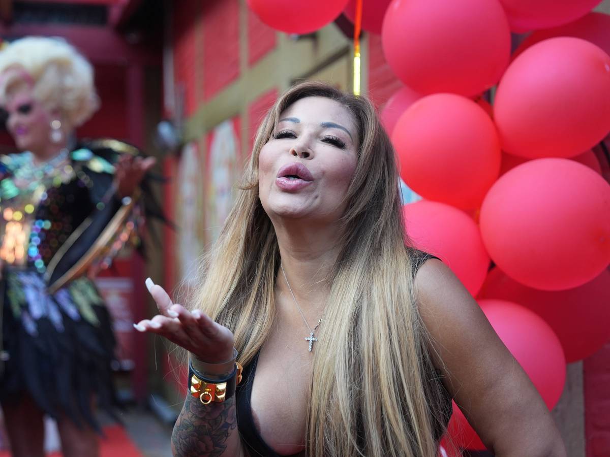 Patricia Blanco (im Hintergrund Olivia Jones) kommt zur „Olivia Jones Sommerparty 2024“ und dem fünfjährigen Jubiläum des „The Bunny Burlesque St Pauli“ in der Großen Freiheit unweit der Reeperbahn, hier im Mai 2024 in Hamburg.