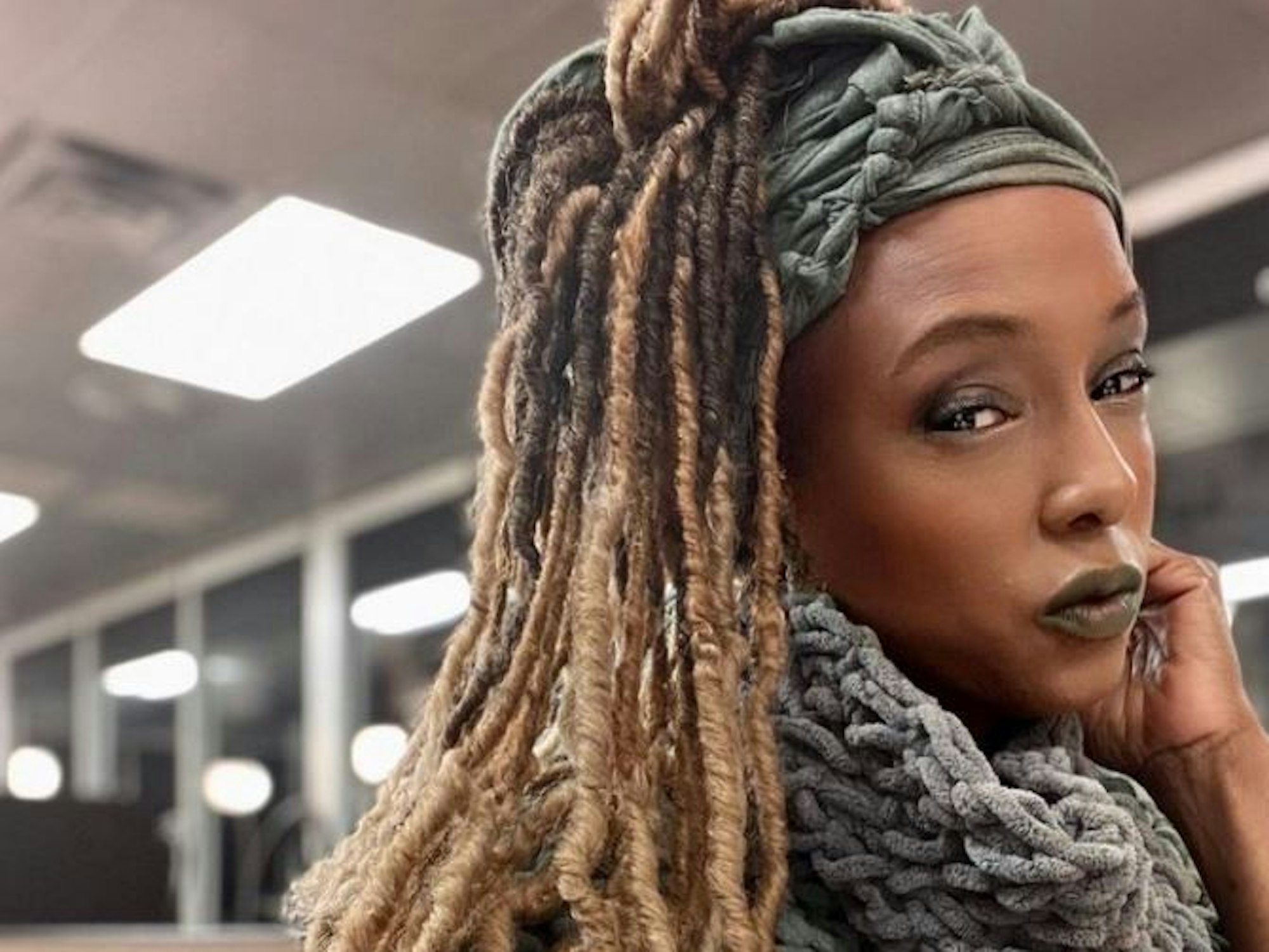 Trina McGee blickt auf einem Instagram-Selfie in die Kamera, hier im November 2023.