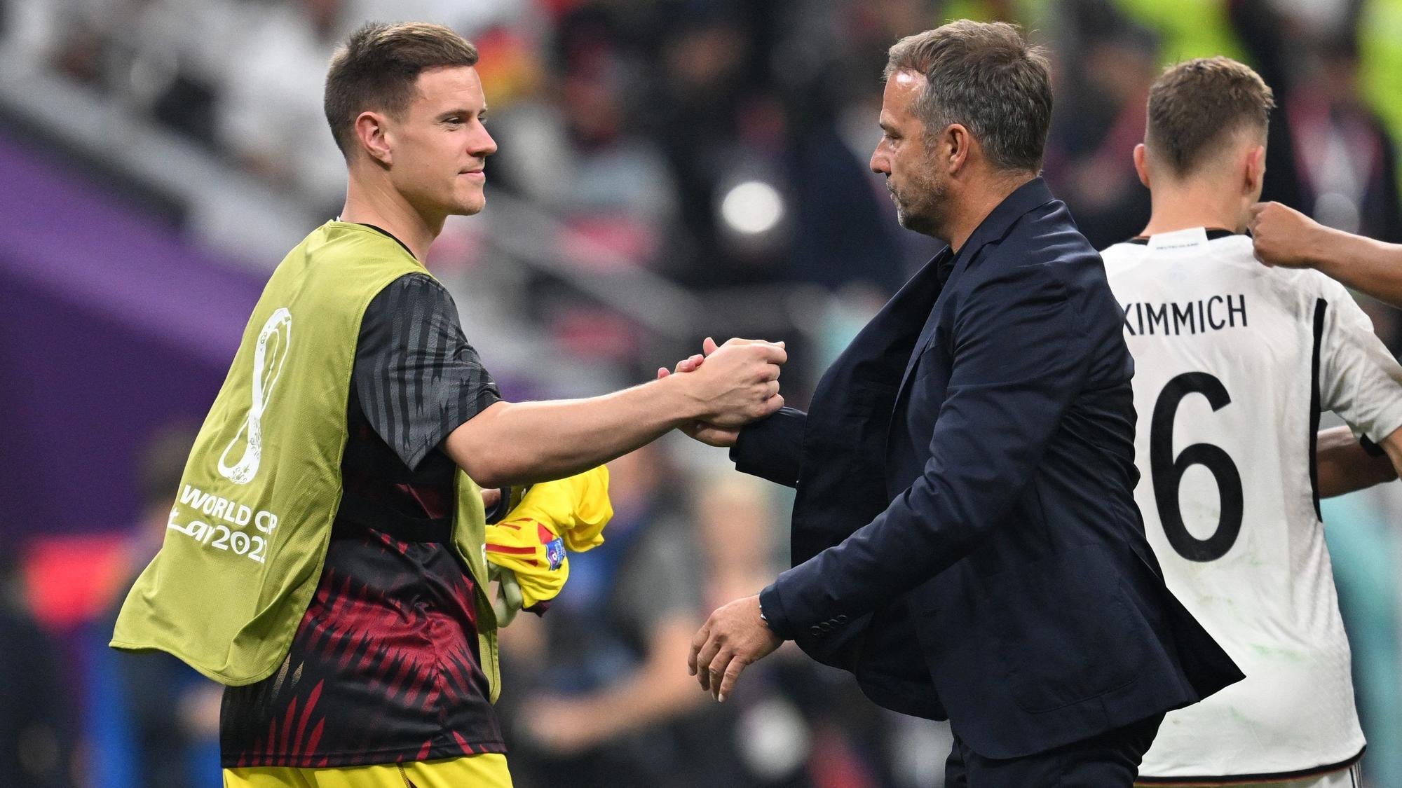 Bundestrainer Hansi Flick (r) klatscht nach dem Spiel mit Torhüter Marc-André ter Stegen ab.