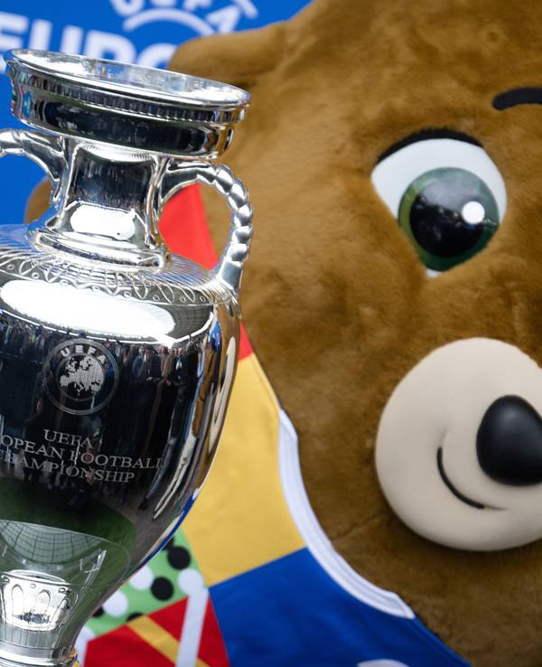 Maskottchen Albärt steht während der Präsentation des EM-Pokals im Berliner Olympiastadion neben dem Pokal.
