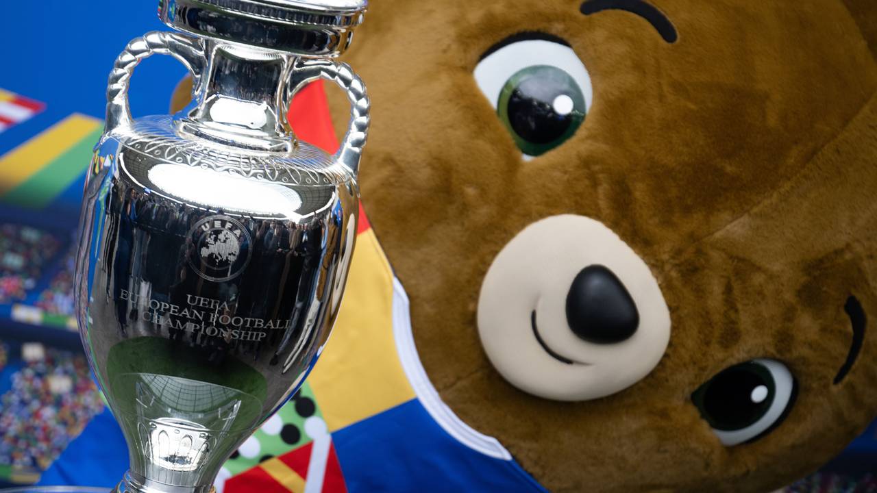 Maskottchen Albärt steht während der Präsentation des EM-Pokals im Berliner Olympiastadion neben dem Pokal.
