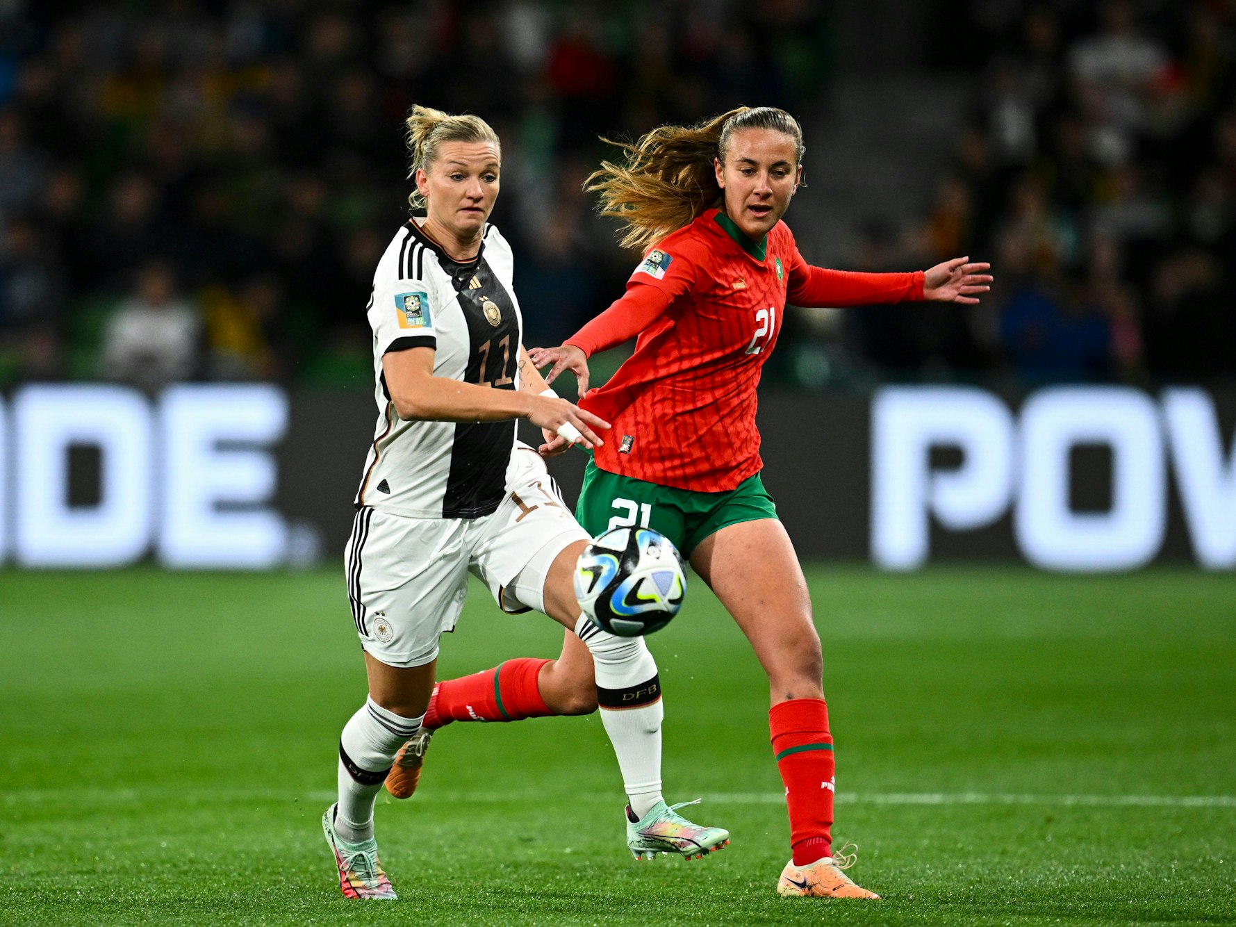 Yasmin Mrabet bei der WM im Zweikampf mit Alexandra Popp