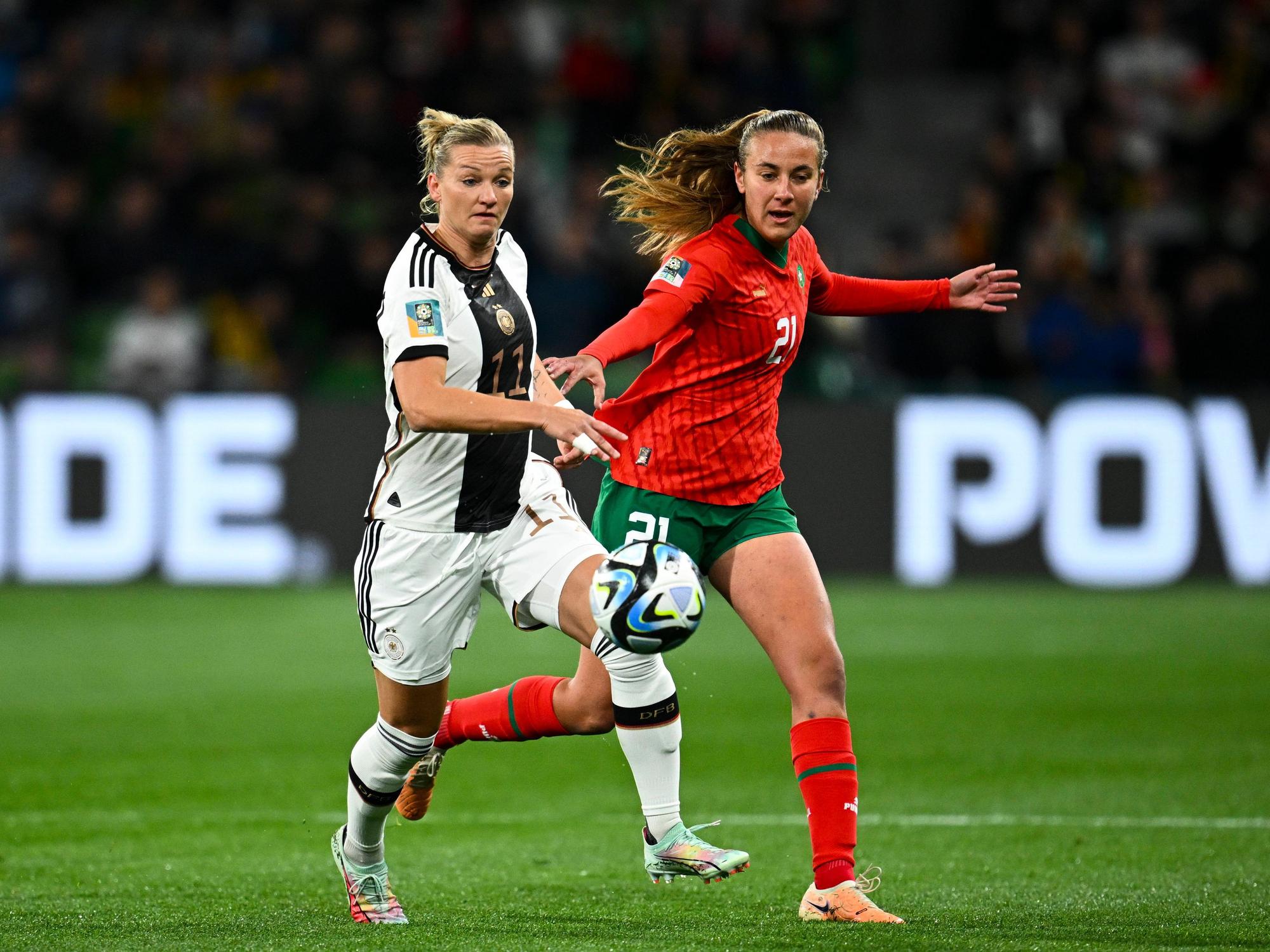 Yasmin Mrabet bei der WM im Zweikampf mit Alexandra Popp