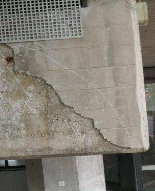 Das Foto zeigt bröckelnden Beton im Bereich der Kölner Hochbahnstrecke.