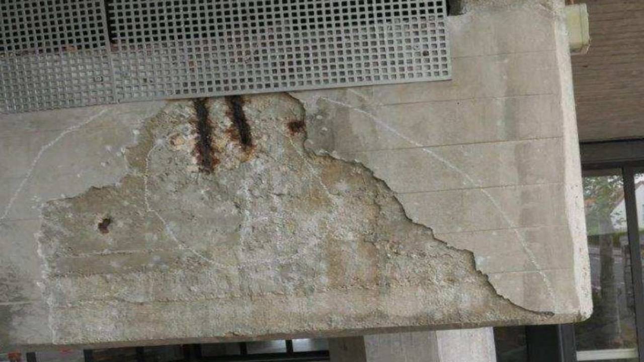 Das Foto zeigt bröckelnden Beton im Bereich der Kölner Hochbahnstrecke.