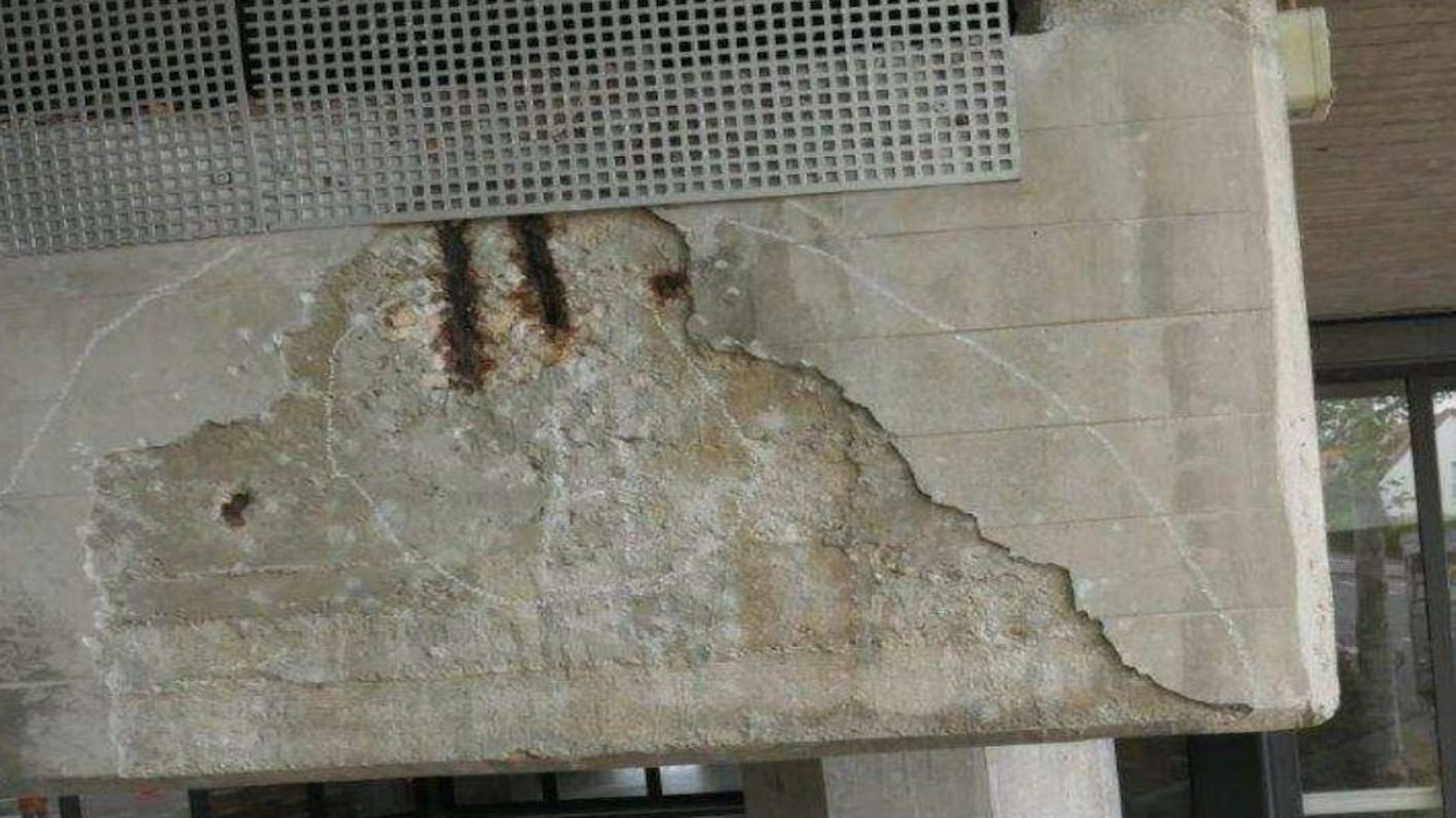 Das Foto zeigt bröckelnden Beton im Bereich der Kölner Hochbahnstrecke.