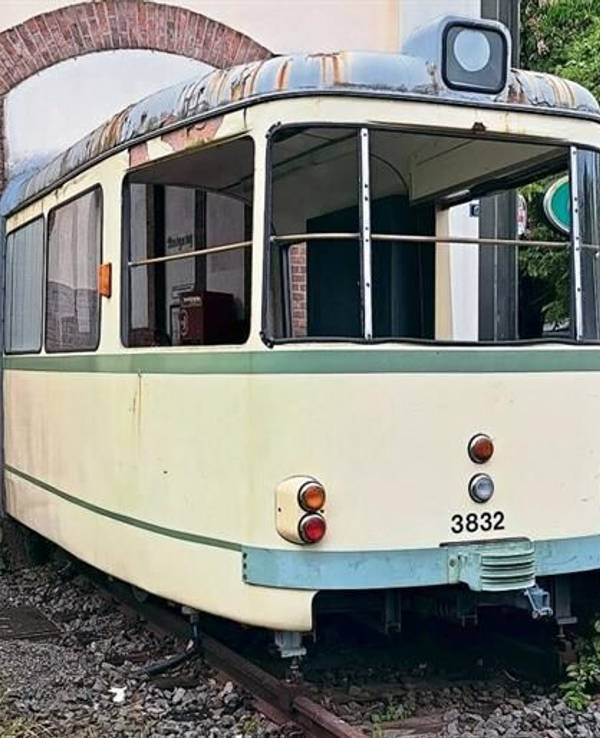 Das Stück einer alten Straßenbahn ragt aus der Wand an der Endhaltestelle Thielenbruch und wurde verwüstet.