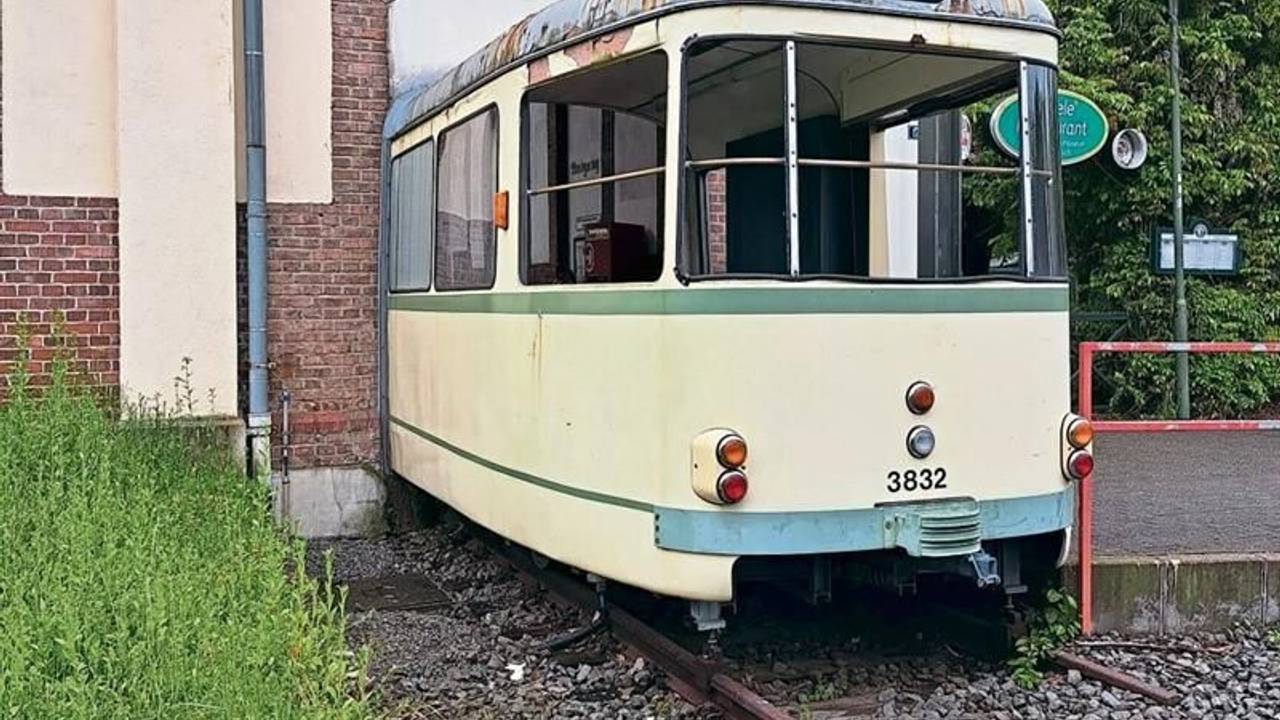 Das Stück einer alten Straßenbahn ragt aus der Wand an der Endhaltestelle Thielenbruch und wurde verwüstet.