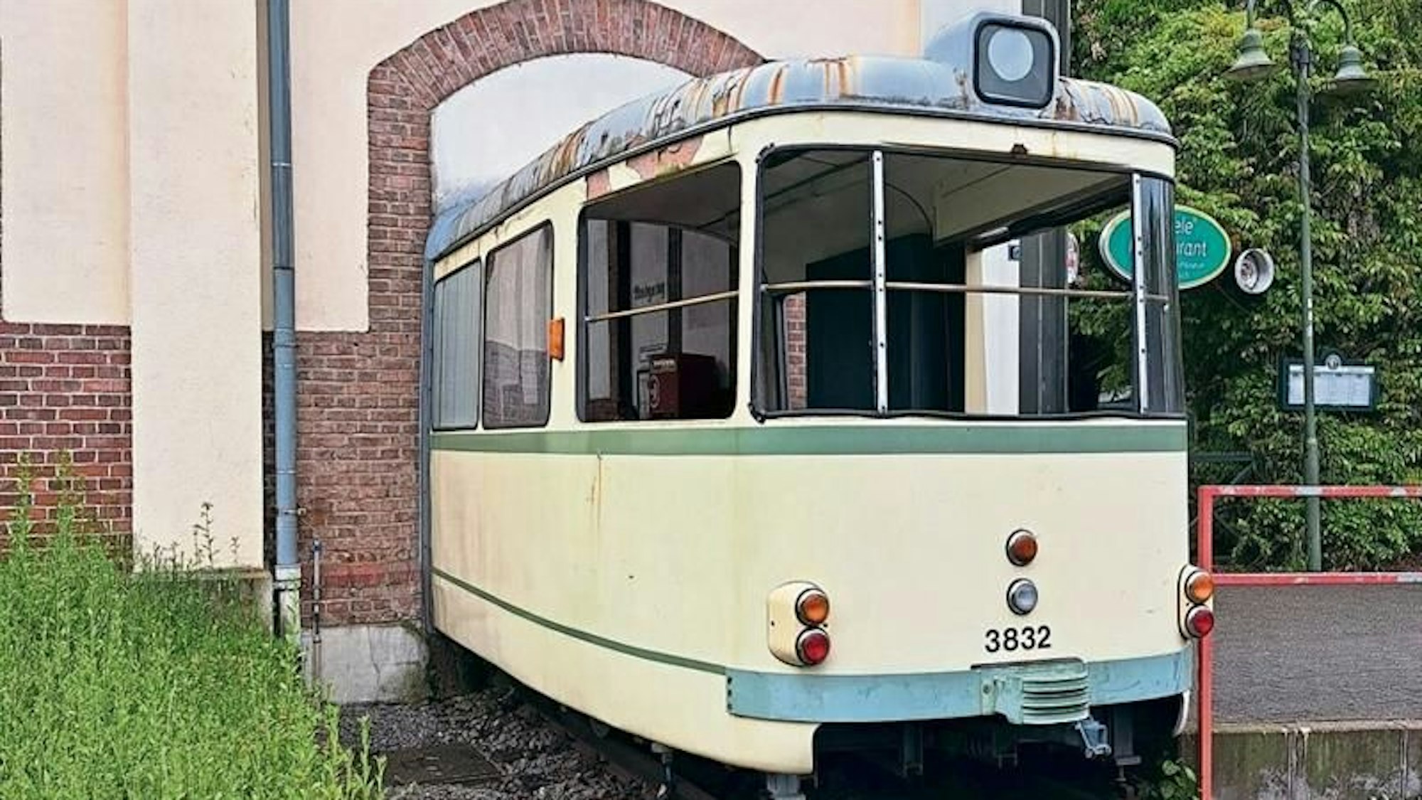 Das Stück einer alten Straßenbahn ragt aus der Wand an der Endhaltestelle Thielenbruch und wurde verwüstet.