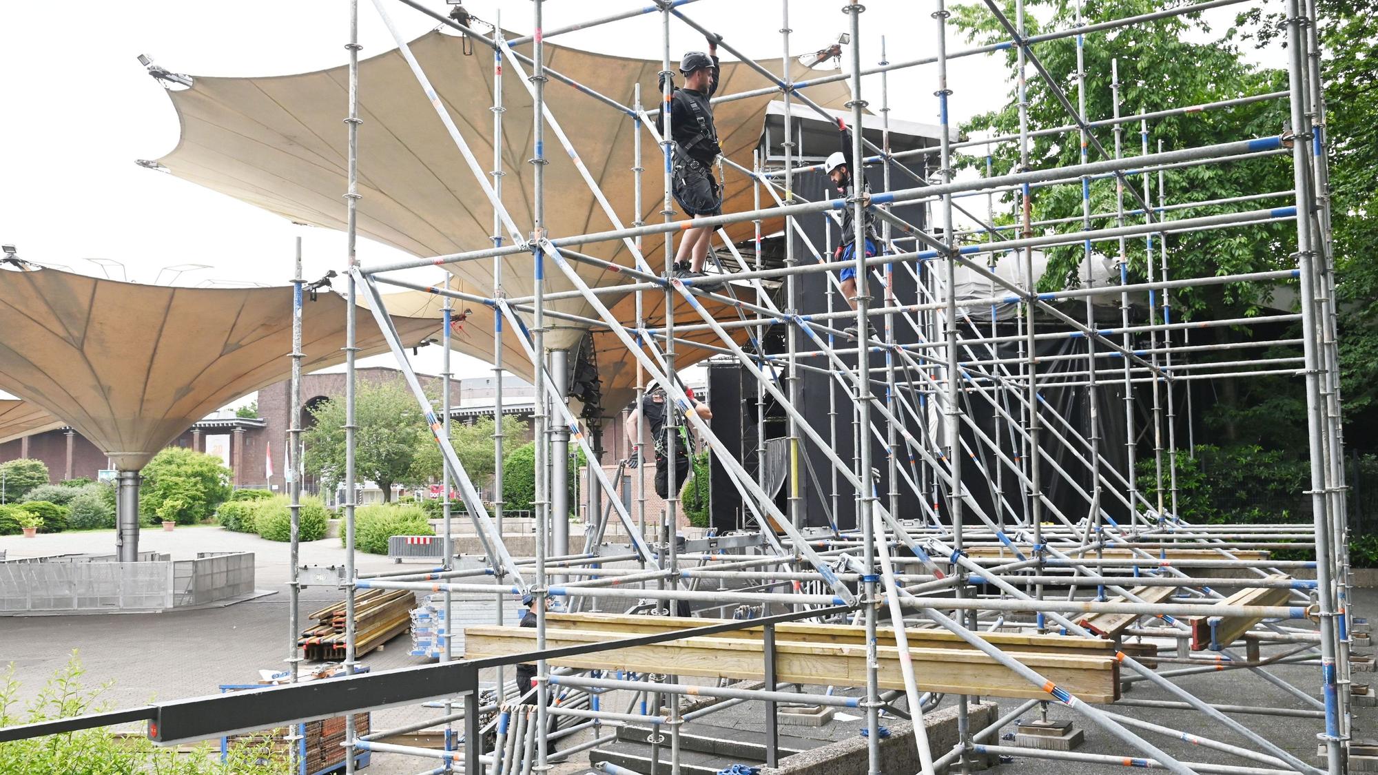 In der Stadt laufen die ersten Aufbauarbeiten für das EM-Public-Viewing.