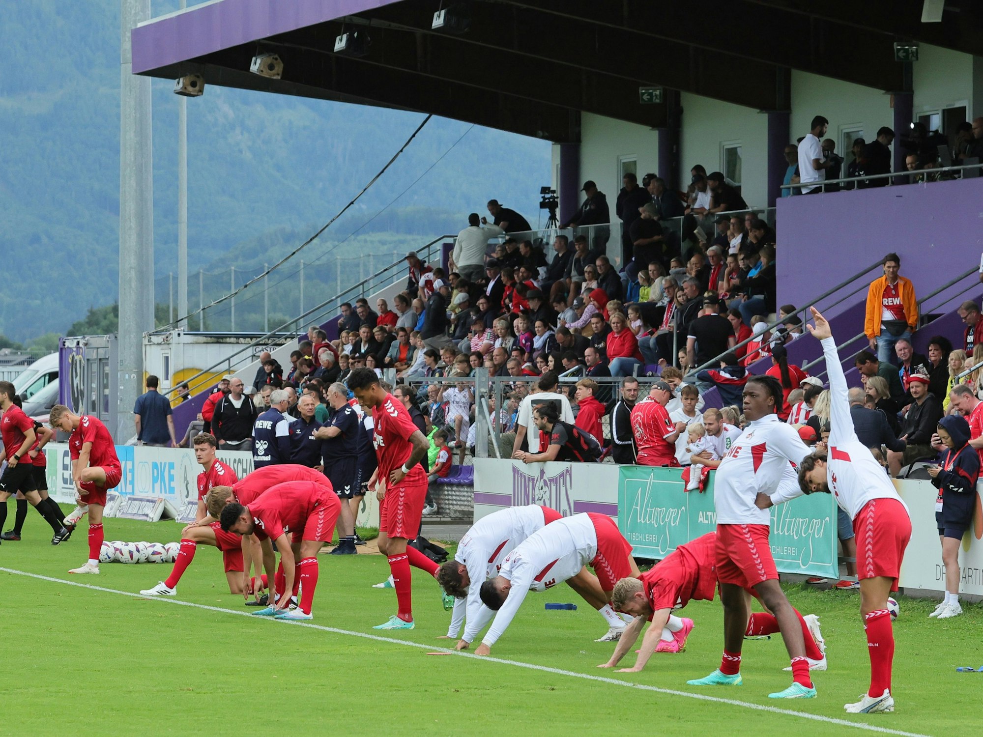 FC-Spieler machen sich vor einem Testspiel warm.