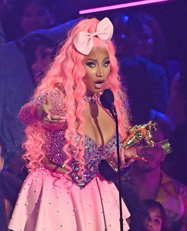 Nicki Minaj nimmt auf der Bühne der MTV Video Music Awards 2022 den Video Vanguard Award entgegen.
