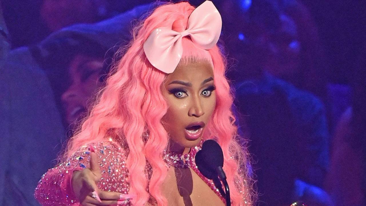 Nicki Minaj nimmt auf der Bühne der MTV Video Music Awards 2022 den Video Vanguard Award entgegen.