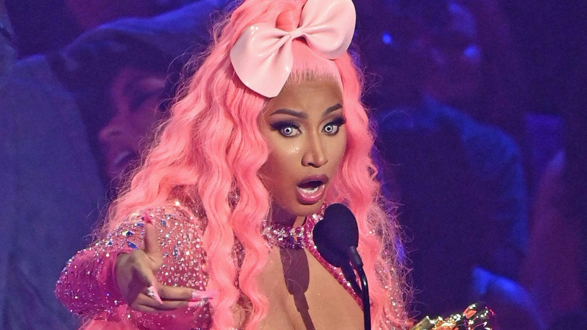 Nicki Minaj nimmt auf der Bühne der MTV Video Music Awards 2022  den Video Vanguard Award entgegen.