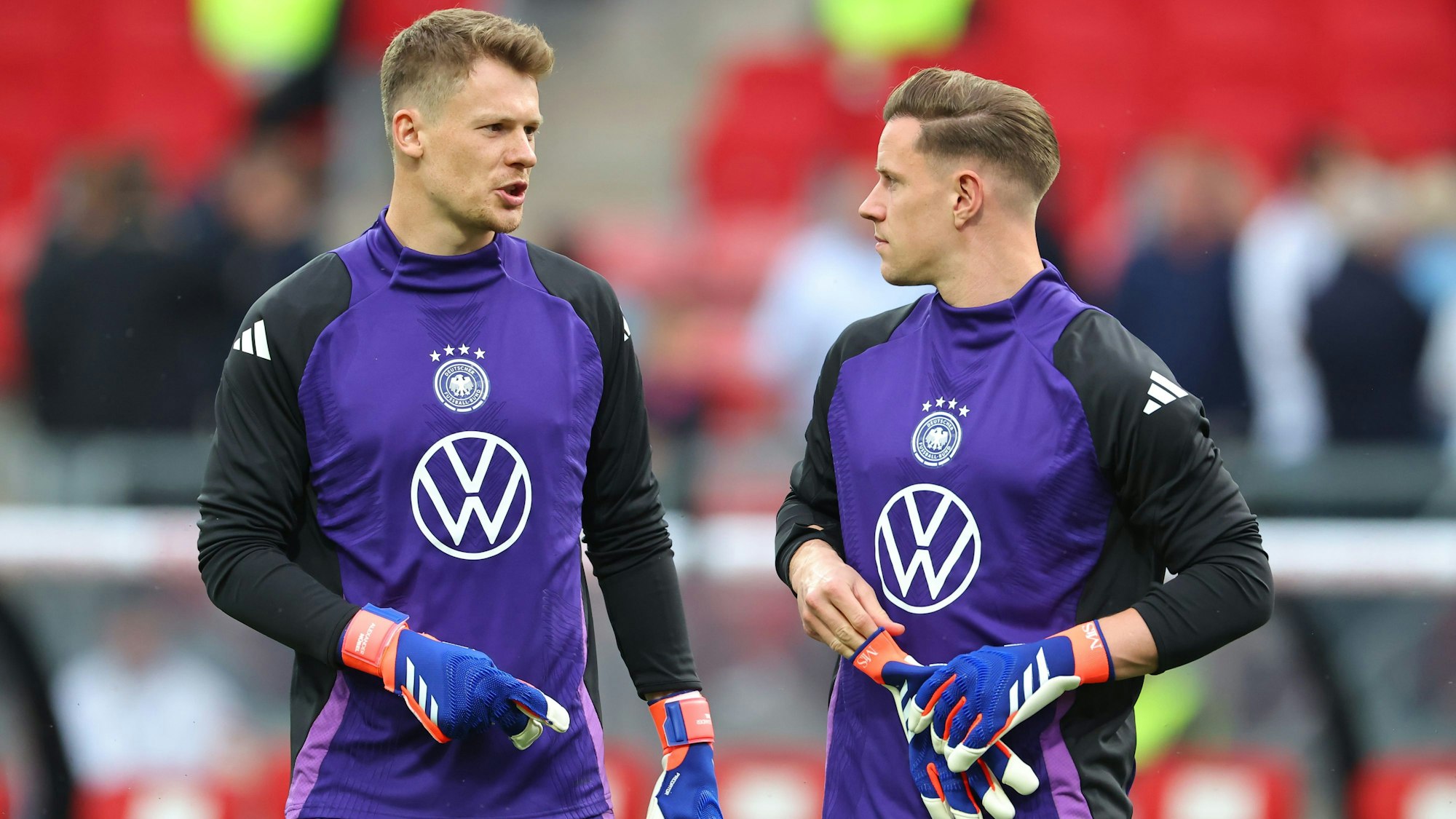 Alexander Nübel (l) und Torhüter Marc-André ter Stegen vor dem Spiel.