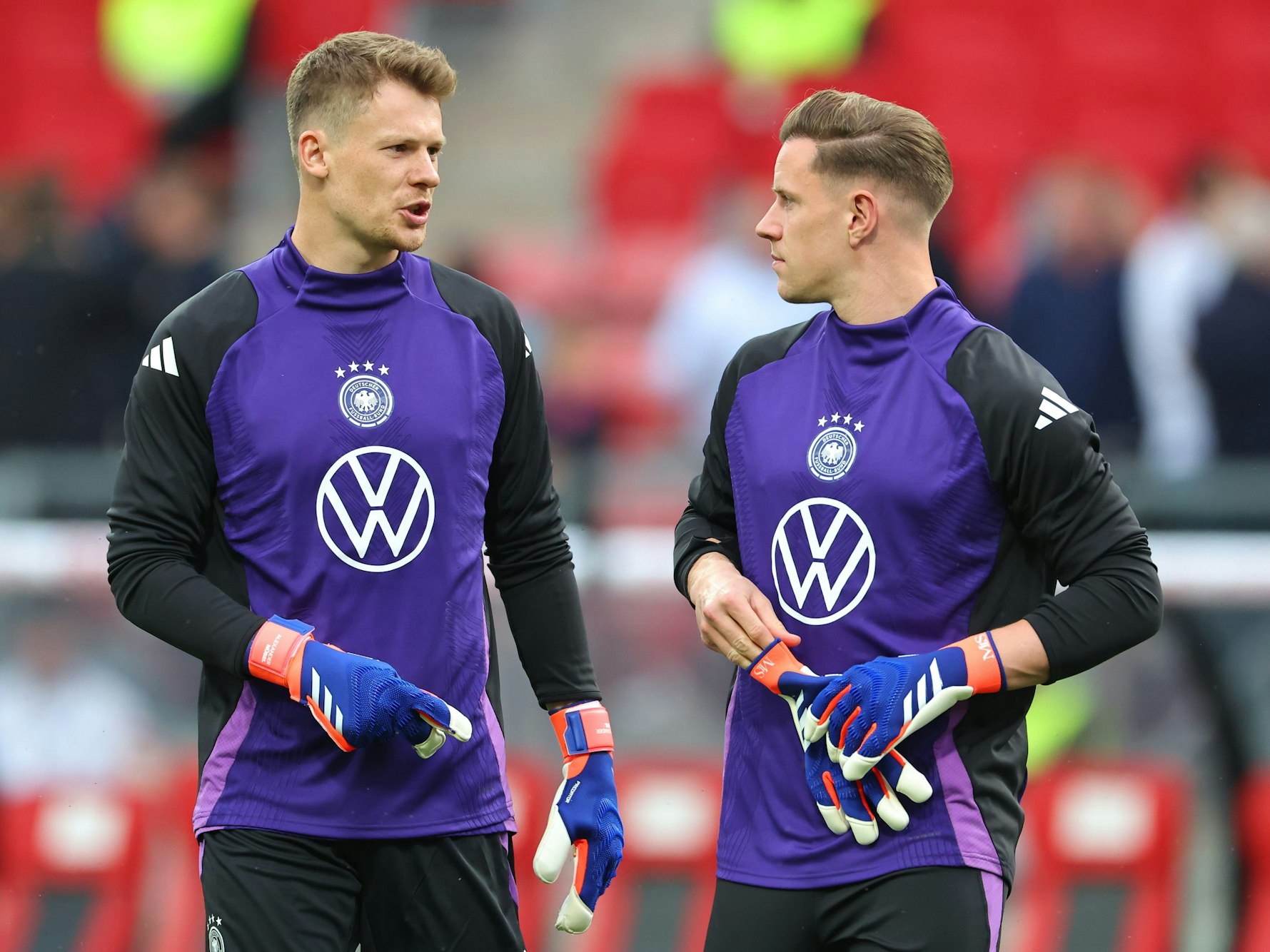 Deutschlands Torhüter Alexander Nübel (l) und Torhüter Marc-André ter Stegen vor dem Spiel.