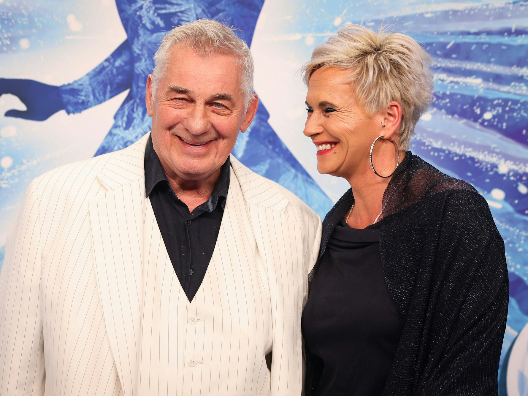 Heinz Hoenig und seine Frau Annika kommen zur Deutschlandpremiere des Disney-Musicals „Die Eiskönigin“ auf dem Blauen Teppich im Stage Theater an der Elbe, hier im November 2021.