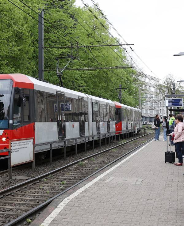 Eine Bahn der Linie 16 hält an der Station Ubierring.