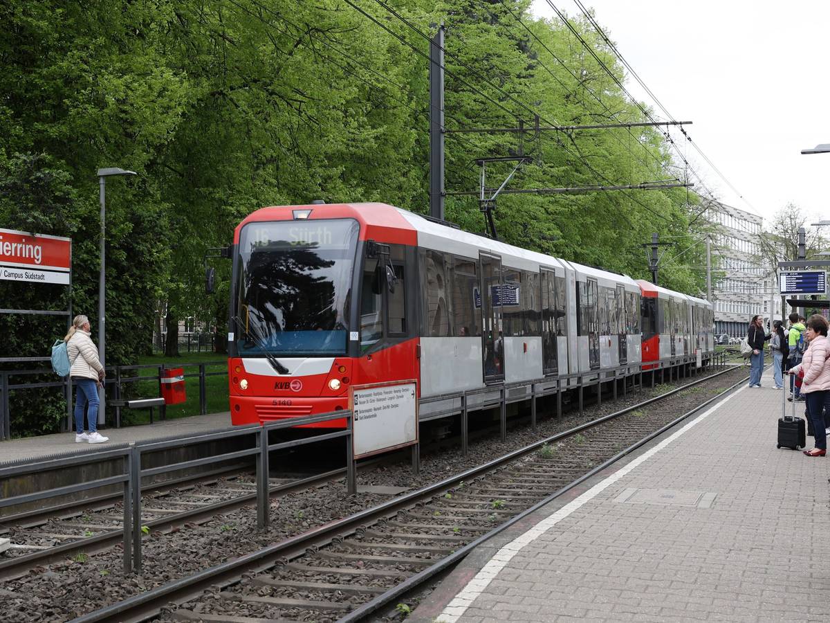 Eine Bahn der Linie 16 hält an der Station Ubierring.