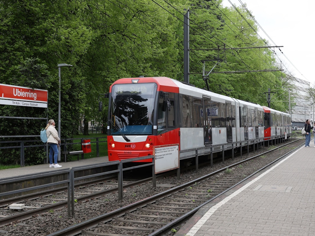 Eine Bahn der Linie 16 hält an der Station Ubierring.