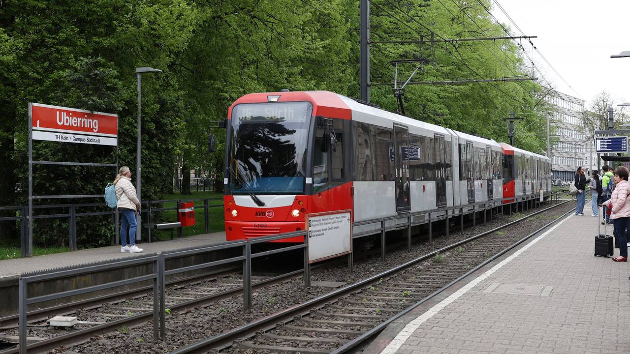 Eine Bahn der Linie 16 hält an der Station Ubierring.