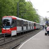 Eine Bahn der Linie 16 fährt die Haltestelle Ubierring in der Kölner Südstadt an.