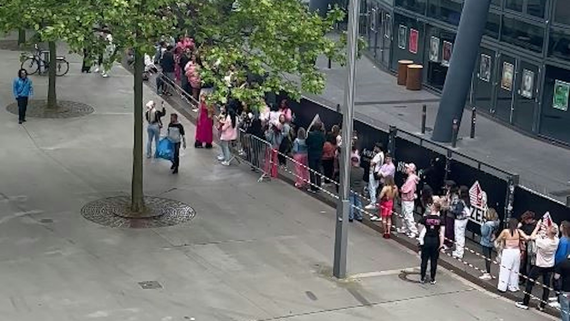 Menschen-Schlange vor der Lanxess-Arena vor dem Nicki Minaj Konzert.