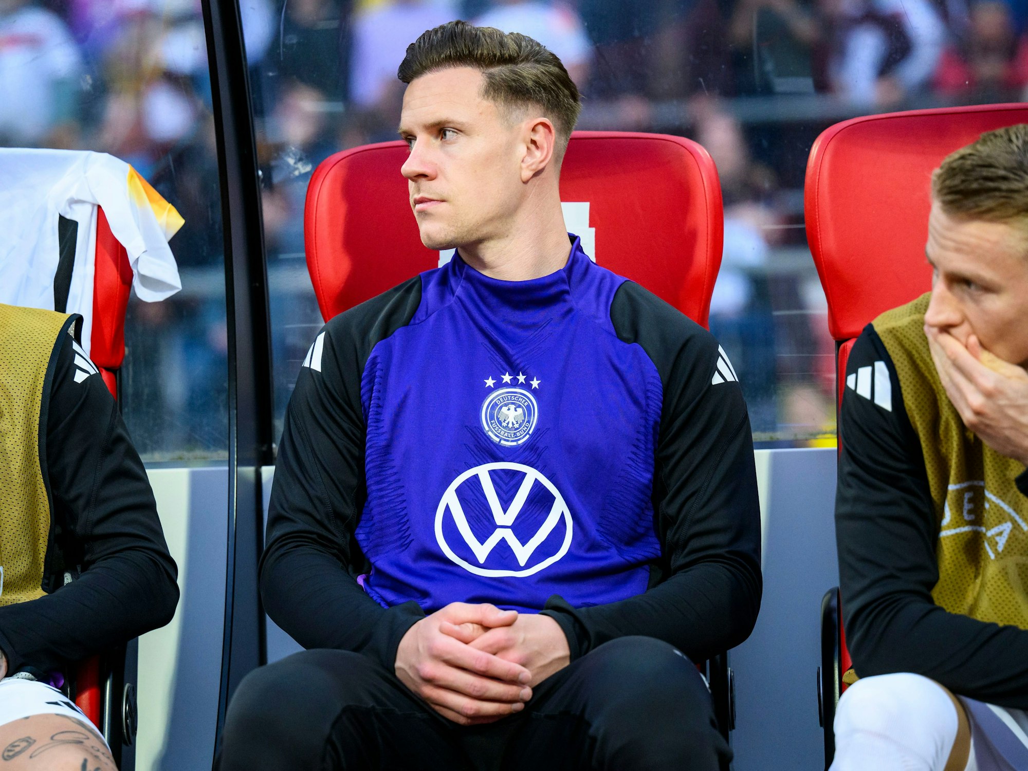Deutschlands Torwart Marc-André ter Stegen sitzt vor dem Spiel auf der Ersatzbank.